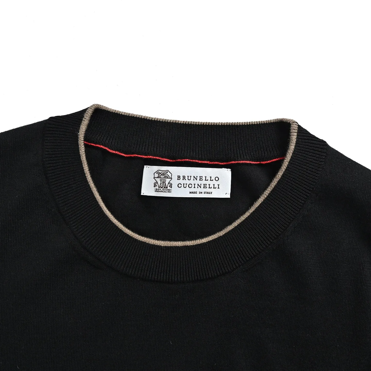 : Brunello Cucinelli BC 26ss knitted cashmere cotton short-sleeved counter. Developed by Yuan Buy. The outstanding quality of BC yarn is elegantly displayed in this lightweight knitted sweater. Ultra-fine cashmere cotton creates a soft and silky texture. The natural Beige luster also brings out the charm of seasonal colors. You must not miss it. The fabric is made of imported 60-count double-yarn worsted cashmere cotton. Exclusively custom-dyed in rice White. The main weaving method is 16-needle high-density plain stitch. Neck and hem The cuffs are 1×1 single rib knitting method. The flat knitting machine imported from Germany STOLL uses 60 double-strand high-count worsted yarn on a single needle bed to knit the coils in one direction to form a fabric. Only the top computerized flat knitting machine can stably weave the 16-needle high-density flat stitch with a stitch accuracy of up to 0.1mm, completely avoiding the uneven stitching problem of manual/domestic flat knitting machines. Size: 48 50 52 54